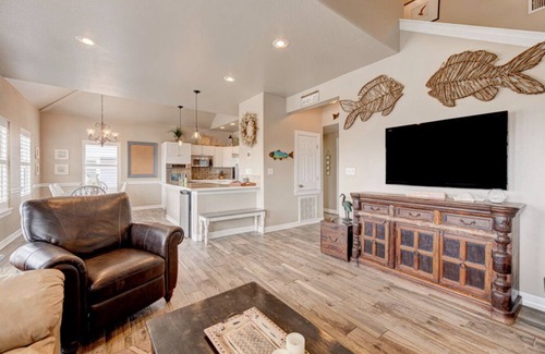 Leeward Sands House | Stunning sunsets, PET FRIENDLY, peaceful and cozy on a quiet cul-de-sac!