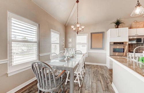 Leeward Sands House | Stunning sunsets, PET FRIENDLY, peaceful and cozy on a quiet cul-de-sac!