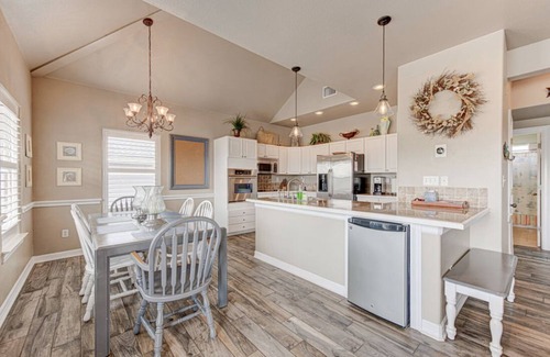 Leeward Sands House | Stunning sunsets, PET FRIENDLY, peaceful and cozy on a quiet cul-de-sac!