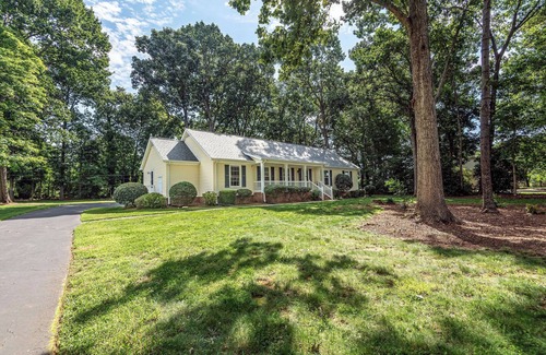 Mint Hill House | Stunning Updated 3BR 2BA Mint Hill retreat near all that Charlotte has to offer!