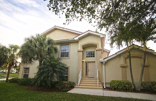 Biggar Condo | Stunning vaulted ceilings, lakeside location