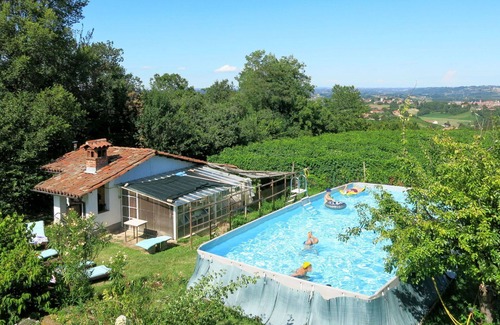 San Damiano dʼAsti Villa | Stunning villa for 5 guests with WIFI, pool, TV, patio, pets allowed and panoramic view