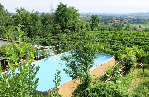 San Damiano dʼAsti Villa | Stunning villa for 5 guests with WIFI, pool, TV, patio, pets allowed and panoramic view