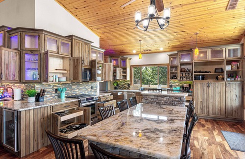 Rocky Mount House | Stunning View! Kayaks, Lily Pad and more!