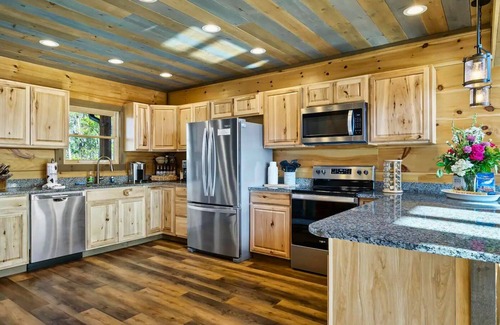 Sevierville House | Stunning Views, 5 BD, Indoor Heated Pool, Hot Tub