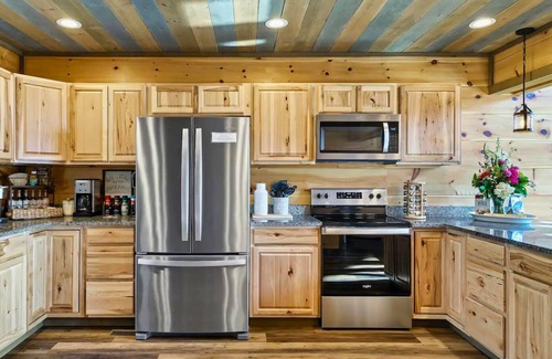 Sevierville House | Stunning Views, 5 BD, Indoor Heated Pool, Hot Tub