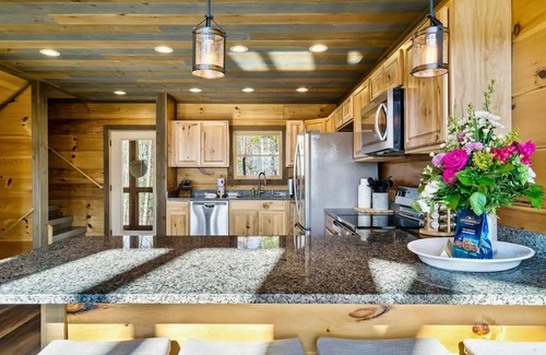 Sevierville House | Stunning Views, 5 BD, Indoor Heated Pool, Hot Tub