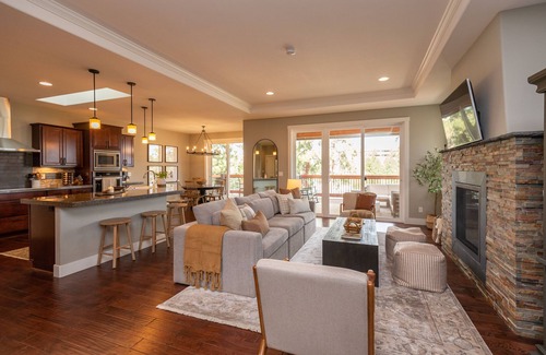 Southern Crossing House | Stunning Views of Farewell Bend Park at Alderwood Circle! 30 day+ exec rental