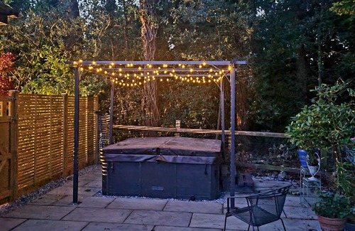 Peppard Common House | Stunning views quiet location, hot tub, Sky, al fresco dining