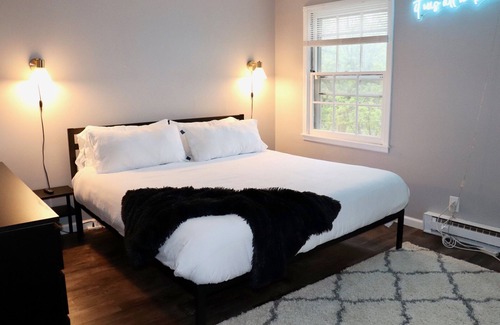 Yorkville House | STUNNING VIEWS | Riverfront Townhome in Downtown Yorkville