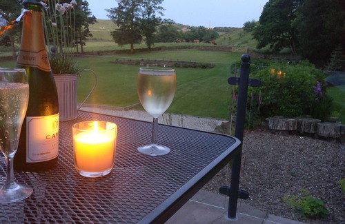 Hepworth Apartment | Stunning Views & Short Walk to Holmfirth. Very Secluded. WI-FI. King bed.