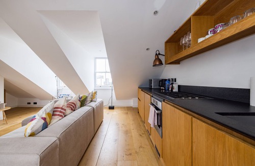 Colville Apartment | Stunning views, top floor flat