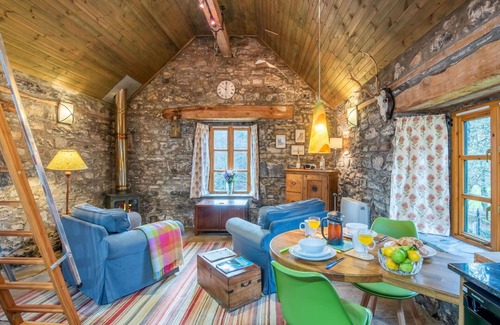Invermoriston House | Stunning villa for 2 guests with WIFI