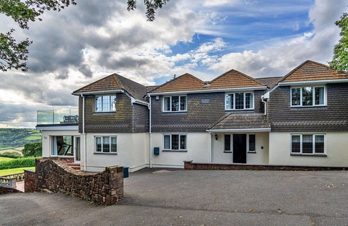 Newton Saint Cyres House | Stunning villa for 10 guests with WIFI, terrace and pets allowed