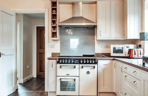 Craven Arms House | Stunning villa for 12 guests with pool, WIFI and terrace