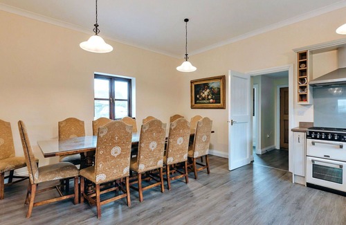 Craven Arms House | Stunning villa for 12 guests with pool, WIFI and terrace