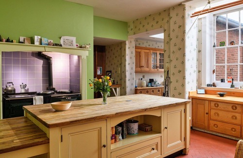 Carlisle House | Stunning villa for 19 guests with hot tub, WIFI, TV, terrace and pets allowed