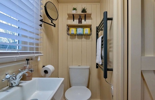 Brackley House | Stunning villa for 2 people with WIFI and pets allowed