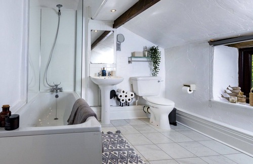 Bury House | Stunning villa for 2 guests with WIFI, TV and pets allowed