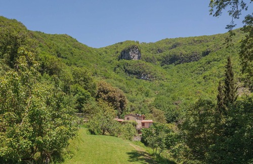 Camaiore Villa | Stunning villa for 5 people with WIFI, TV, terrace, pets allowed and parking