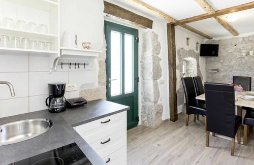 Sveta Jelena House | Stunning villa for 6 people with A/C, WIFI, TV, terrace and pets allowed