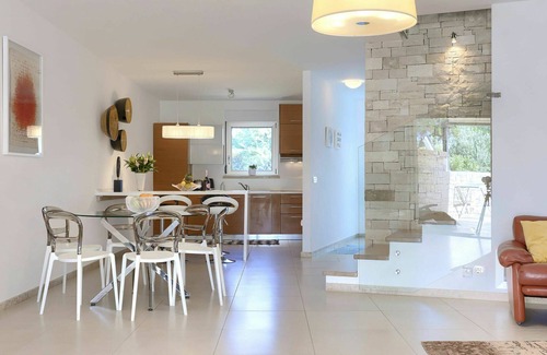 Krizine House | Stunning villa for 6 people with private pool, WIFI, A/C, TV, terrace, pets allowed and parking