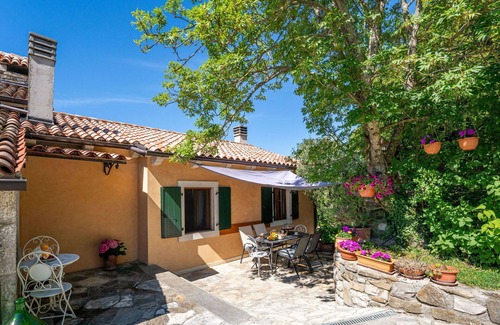 Grabri House | Stunning villa for 7 guests with private pool, WIFI, hot tub, A/C, TV and pets allowed