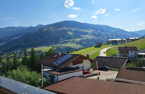Hainzenberg House | Stunning villa for 12 guests with TV, balcony and parking
