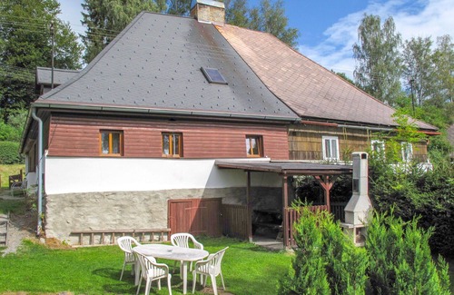 Lenora House | Stunning villa for 11 guests with TV, patio and pets allowed