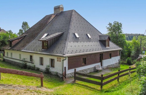 Lenora House | Stunning villa for 11 guests with TV, patio and pets allowed