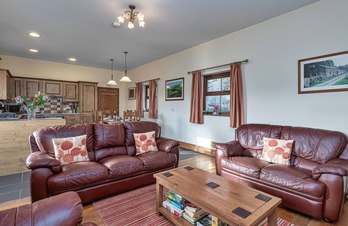 Glandyfi House | Stunning villa for 6 guests with WIFI, hot tub, TV and pets allowed