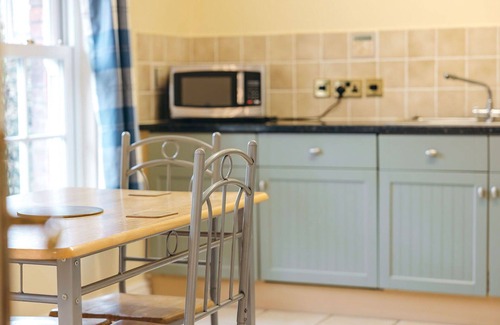 Eaton Mascott House | Stunning villa for 4 people with WIFI, TV and pets allowed