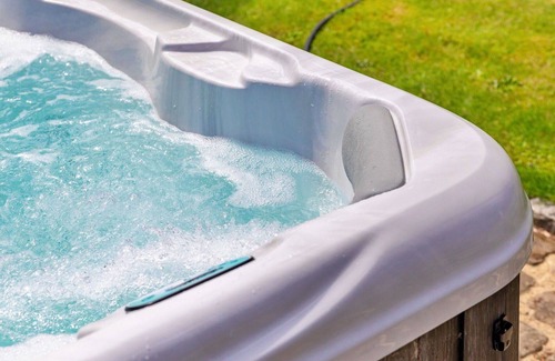 Crawley Down House | Stunning villa for 6 people with hot tub, WIFI and TV