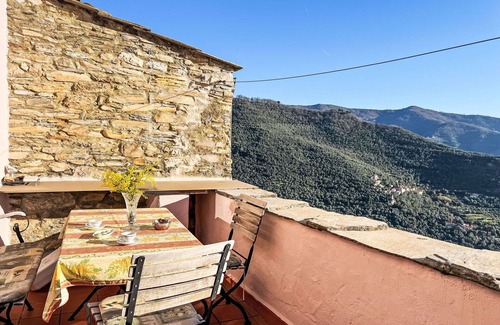 Valloria House | Stunning villa for 4 people with WIFI, terrace and panoramic view