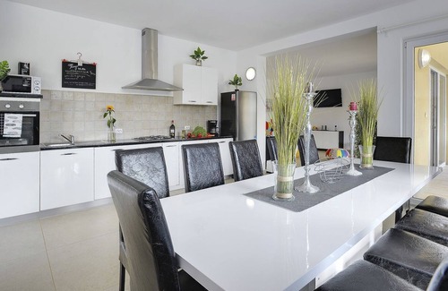 Muzini House | Stunning villa with sauna, pool, table tennis