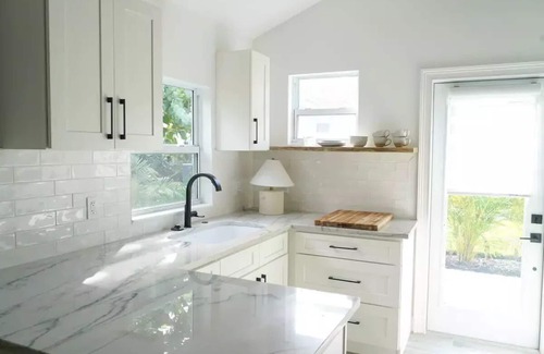 Poiciana Park II House | Stunning W Palm Beach Home and Guesthouse
