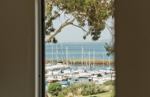Newhaven House | Stunning water views with heated swim/spa near to public boat-ramp, beach, shops