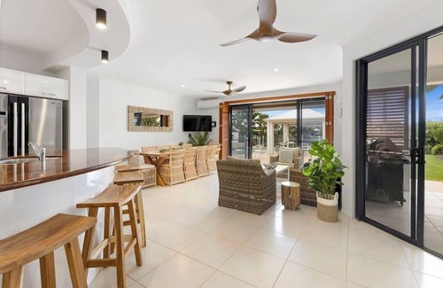 Twin Waters House | Stunning Waterfront Coastal Retreat, sleeps 15