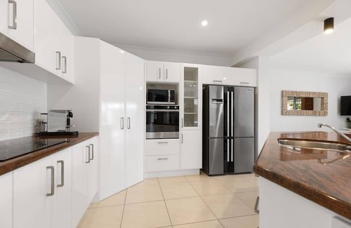 Twin Waters House | Stunning Waterfront Coastal Retreat, sleeps 15