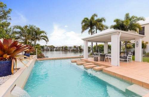 Twin Waters House | Stunning Waterfront Coastal Retreat, sleeps 15
