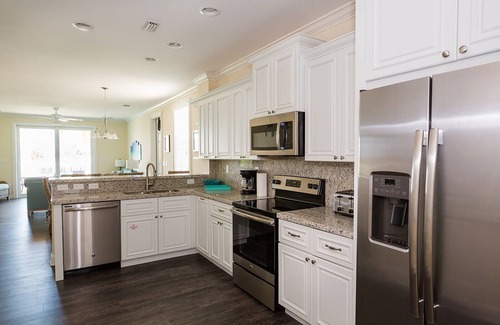 Marathon Villa | Stunning & Welcoming Pool Home on Canal