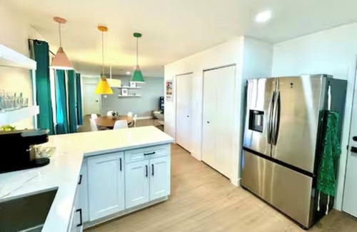 Paradise House | Style chic Vegas airport strip 5 mils 6 mils strip 4bd +home theater