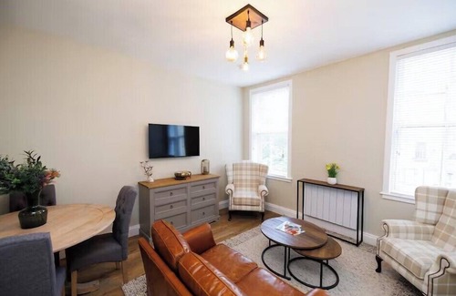 Dunfermline Apartment | Stylish 1-Bed Apartment in the Heritage Quarter