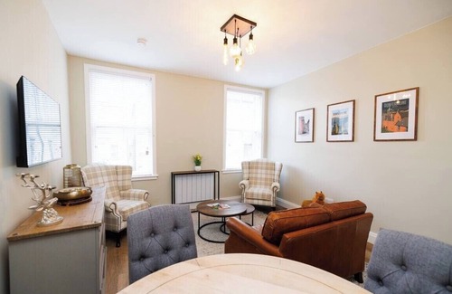Dunfermline Apartment | Stylish 1-Bed Apartment in the Heritage Quarter