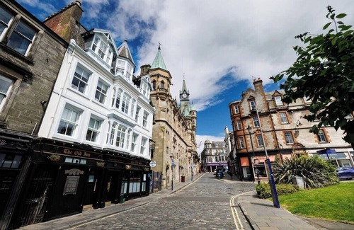 Dunfermline Apartment | Stylish 1-Bed Apartment in the Heritage Quarter