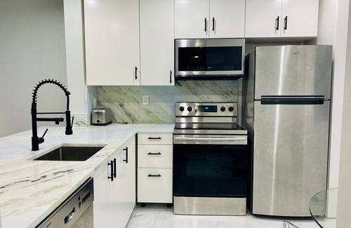 Aventura Condo | Stylish 1BR 1.5BA Condo 1Block to Aventura Mall+ Parking