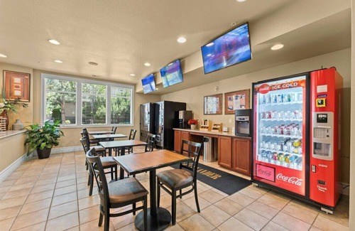 Reno/Tahoe Airport Apartment | Stylish 1BR | Pool, Gym, Fast Wi-Fi & Free Parking