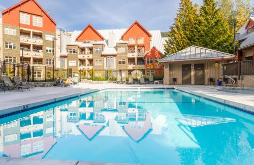 Whistler Creekside House | Stylish 1BR, Sleeps 4 Pool, Hot Tub, Walk to Shops