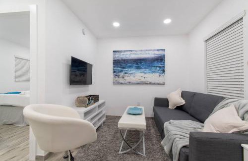 Hollywood Apartment | Stylish 1BR Walk to the Beach 1