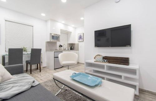 Hollywood Apartment | Stylish 1BR Walk to the Beach 1